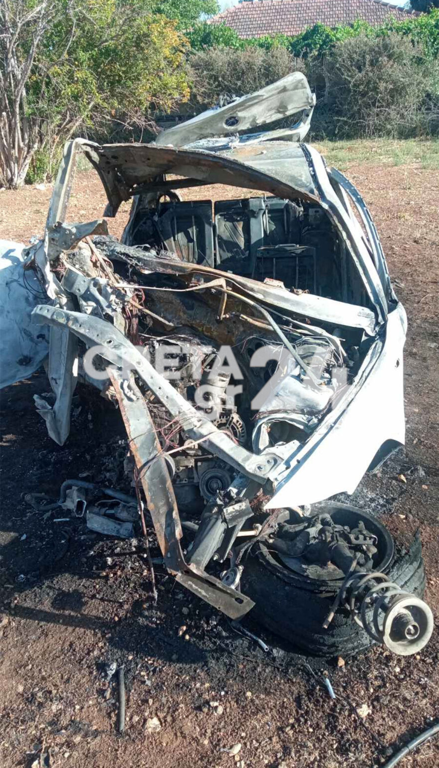 Θρήνος για τον 22χρονο μουσικό Σήφη Γιανναράκη που απανθρακώθηκε στα Χανιά - Δείτε φωτογραφίες από το καμένο όχημά του