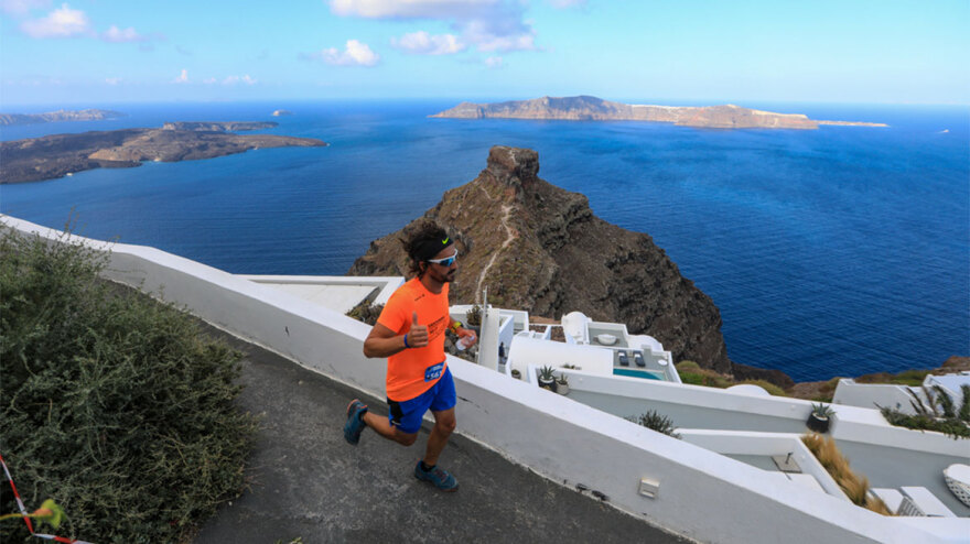 Τρέξιμο στην καλντέρα με θέα το ηφαίστειο: Το Santorini Experience έρχεται στις 3-6 Οκτωβρίου 
