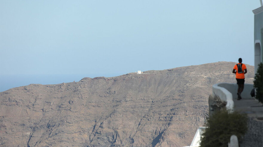 Τρέξιμο στην καλντέρα με θέα το ηφαίστειο: Το Santorini Experience έρχεται στις 3-6 Οκτωβρίου 