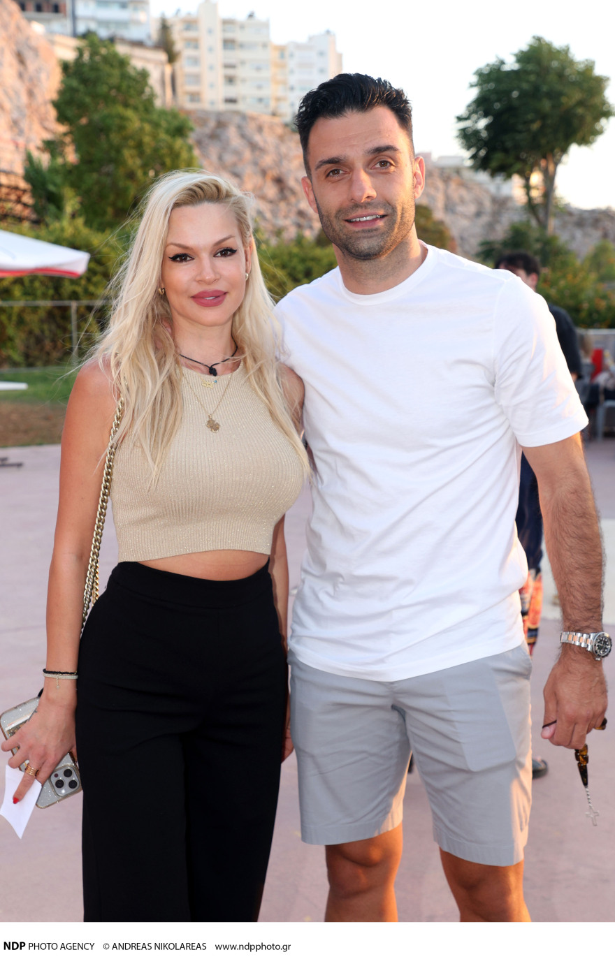 Βίκυ Κάβουρα - Γιώργος Τζαβέλλας: Έκαναν την πρώτη τους δημόσια εμφάνιση μετά τη γέννηση της κόρης τους