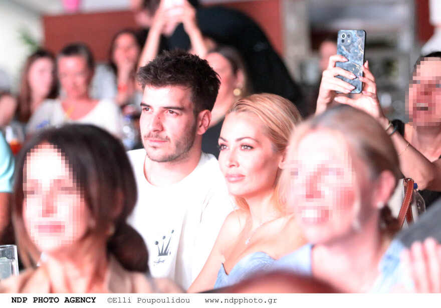 Ελένη Βουλγαράκη - Φώτης Ιωαννίδης: Διασκέδασαν σε συναυλία του Σάκη Ρουβά