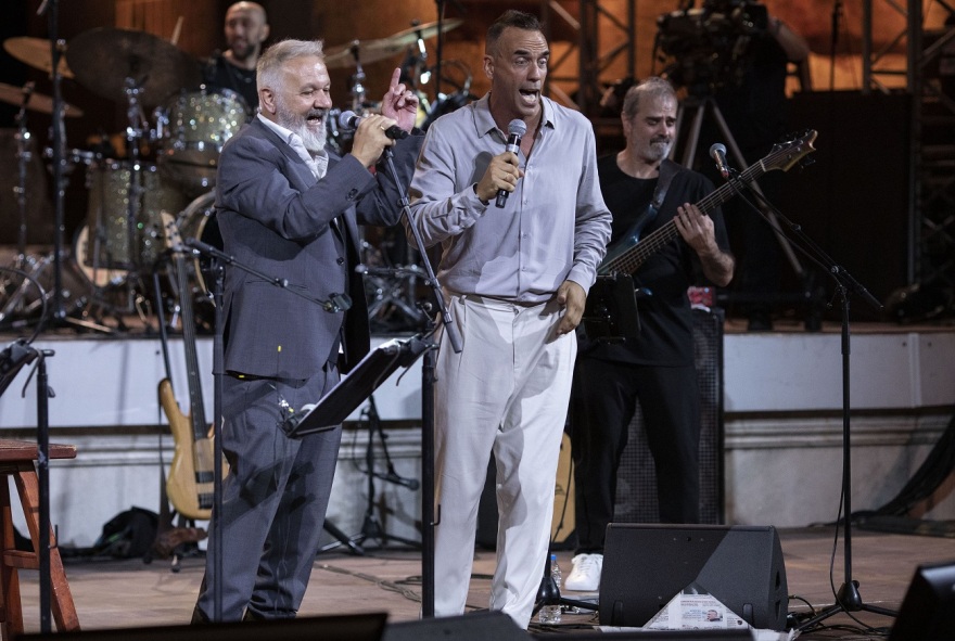 Διονύσης Σαββόπουλος: Κατάμεστο το Ηρώδειο για τη συναυλία του - Το αφιέρωμα για τα 50 χρόνια από την αποκατάσταση της Δημοκρατίας