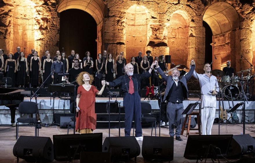 Διονύσης Σαββόπουλος: Κατάμεστο το Ηρώδειο για τη συναυλία του - Το αφιέρωμα για τα 50 χρόνια από την αποκατάσταση της Δημοκρατίας