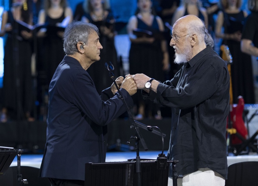 Διονύσης Σαββόπουλος: Κατάμεστο το Ηρώδειο για τη συναυλία του - Το αφιέρωμα για τα 50 χρόνια από την αποκατάσταση της Δημοκρατίας