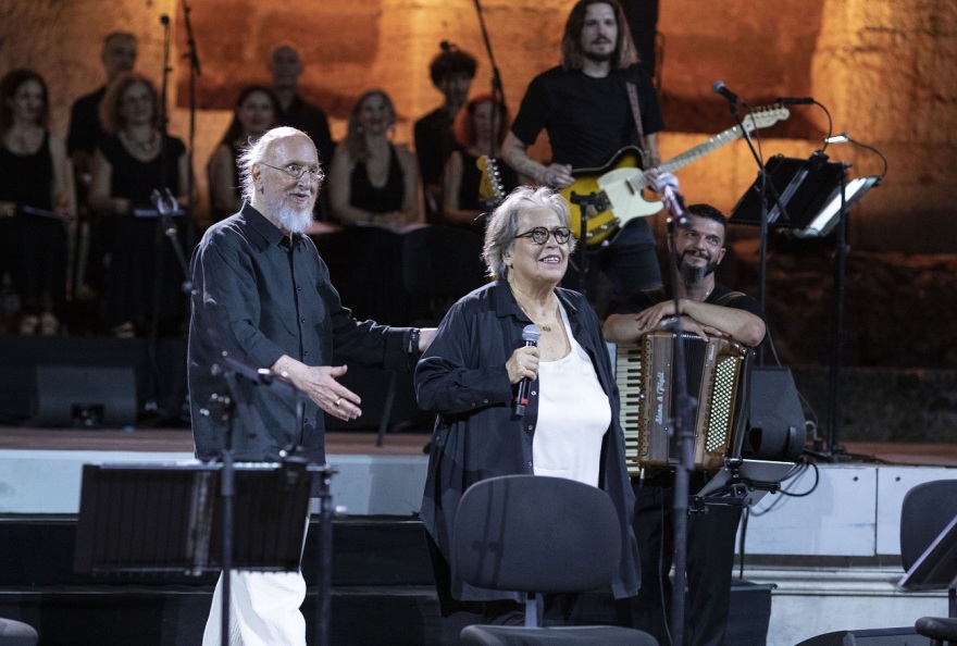 Διονύσης Σαββόπουλος: Κατάμεστο το Ηρώδειο για τη συναυλία του - Το αφιέρωμα για τα 50 χρόνια από την αποκατάσταση της Δημοκρατίας