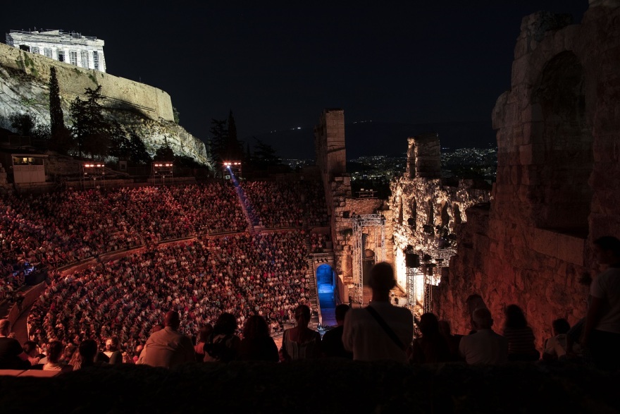 Διονύσης Σαββόπουλος: Κατάμεστο το Ηρώδειο για τη συναυλία του - Το αφιέρωμα για τα 50 χρόνια από την αποκατάσταση της Δημοκρατίας