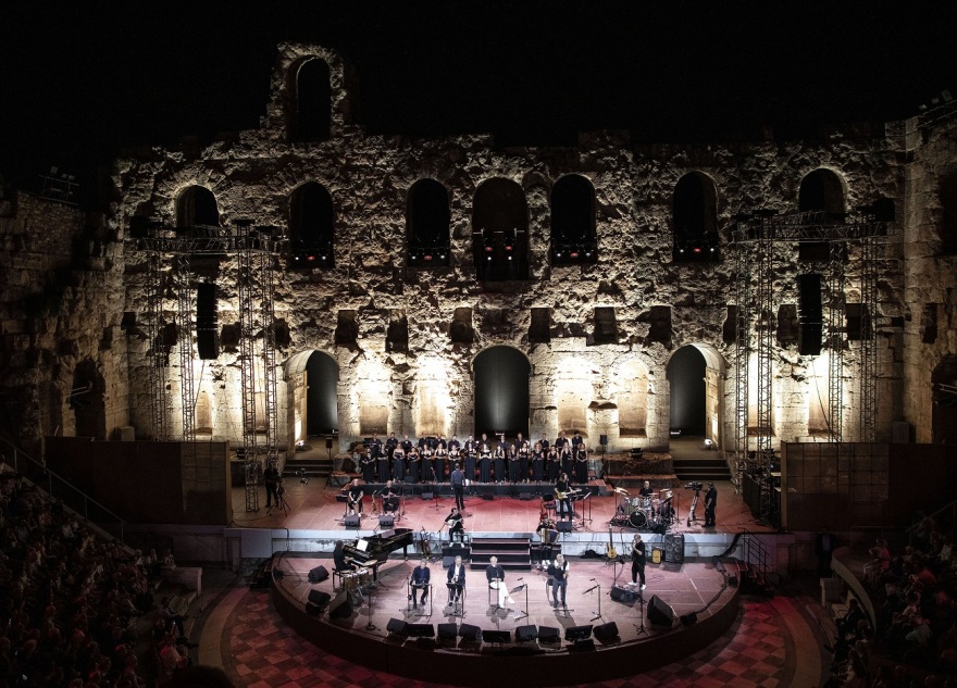 Διονύσης Σαββόπουλος: Κατάμεστο το Ηρώδειο για τη συναυλία του - Το αφιέρωμα για τα 50 χρόνια από την αποκατάσταση της Δημοκρατίας