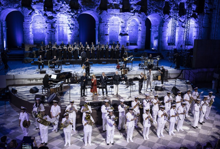 Διονύσης Σαββόπουλος: Κατάμεστο το Ηρώδειο για τη συναυλία του - Το αφιέρωμα για τα 50 χρόνια από την αποκατάσταση της Δημοκρατίας