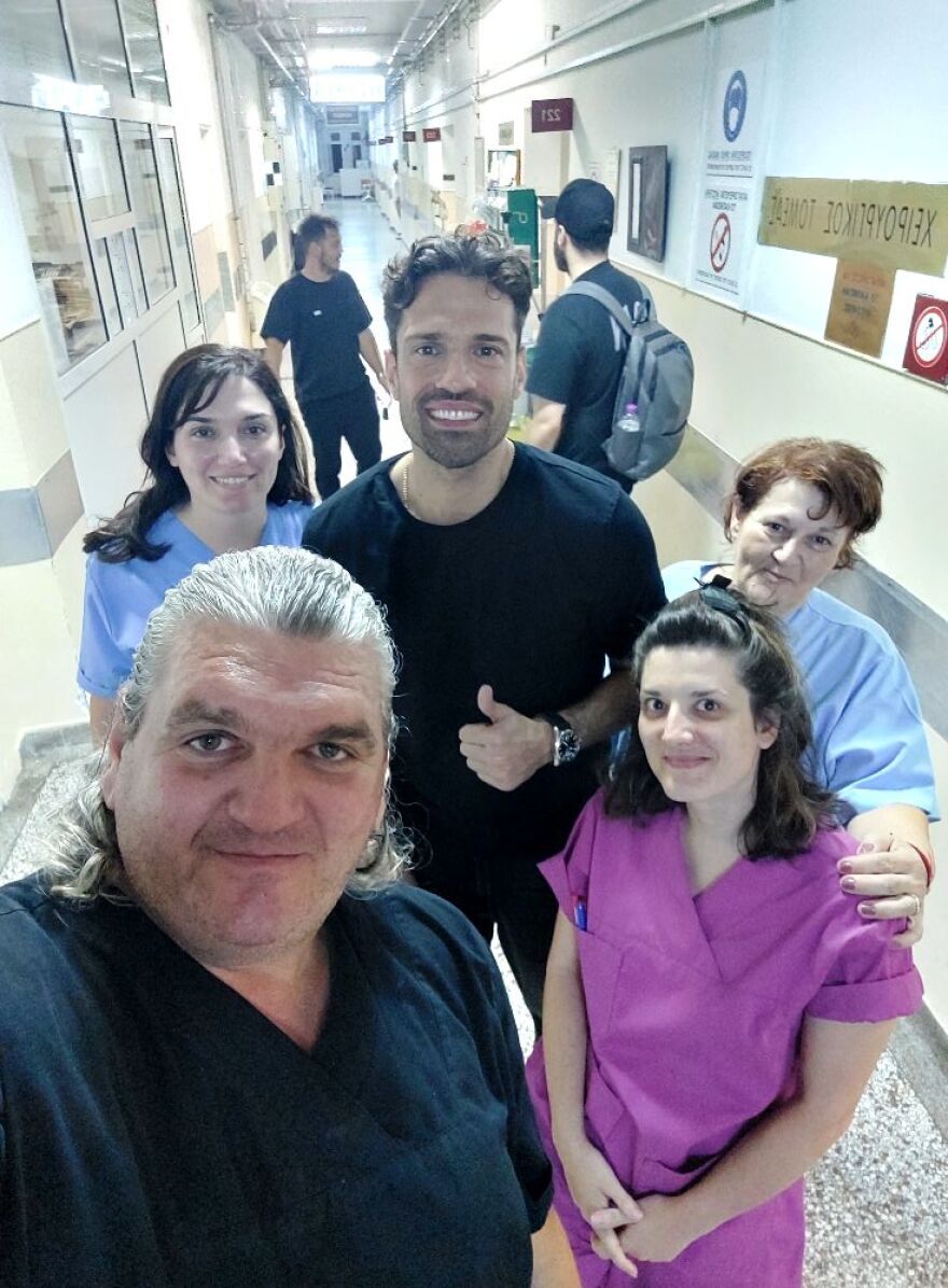 Ο Κωνσταντίνος Αργυρός επισκέφτηκε στο νοσοκομείο έναν 13χρονο που τραυματίστηκε σε συναυλία του