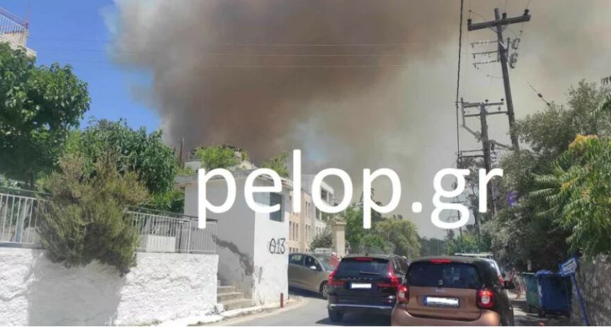 Φωτιά στην Πάτρα: Αστυνομικός παίρνει αγκαλιά ηλικιωμένο και τον απομακρύνει - Δείτε βίντεο