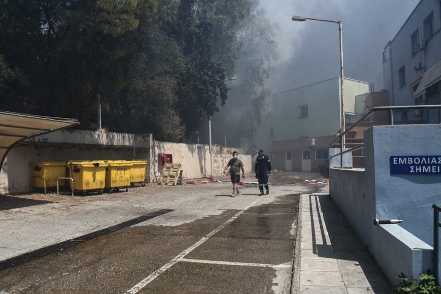 Φωτιά στην Πάτρα: Αστυνομικός παίρνει αγκαλιά ηλικιωμένο και τον απομακρύνει - Δείτε βίντεο