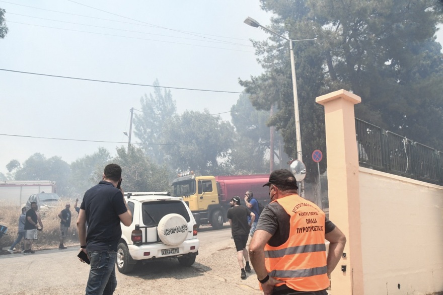 Φωτιά στην Πάτρα: Αστυνομικός παίρνει αγκαλιά ηλικιωμένο και τον απομακρύνει - Δείτε βίντεο