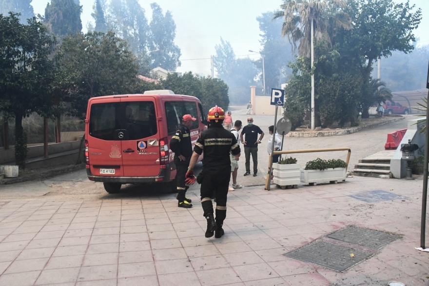 Φωτιά στην Πάτρα: Αστυνομικός παίρνει αγκαλιά ηλικιωμένο και τον απομακρύνει - Δείτε βίντεο