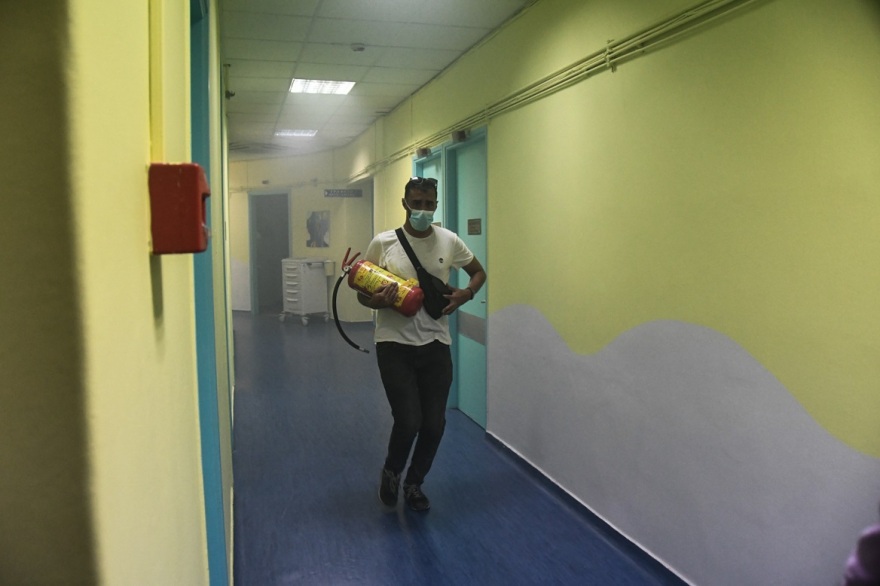 Φωτιά στην Πάτρα: Αστυνομικός παίρνει αγκαλιά ηλικιωμένο και τον απομακρύνει - Δείτε βίντεο