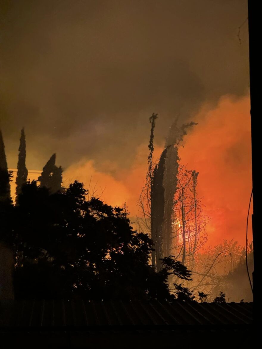 Βίντεο: Μεγάλη πυρκαγιά στη λεωφόρο Καραμανλή στις Αχαρνές, καίγονται εγκαταστάσεις - Ήχησε το 112