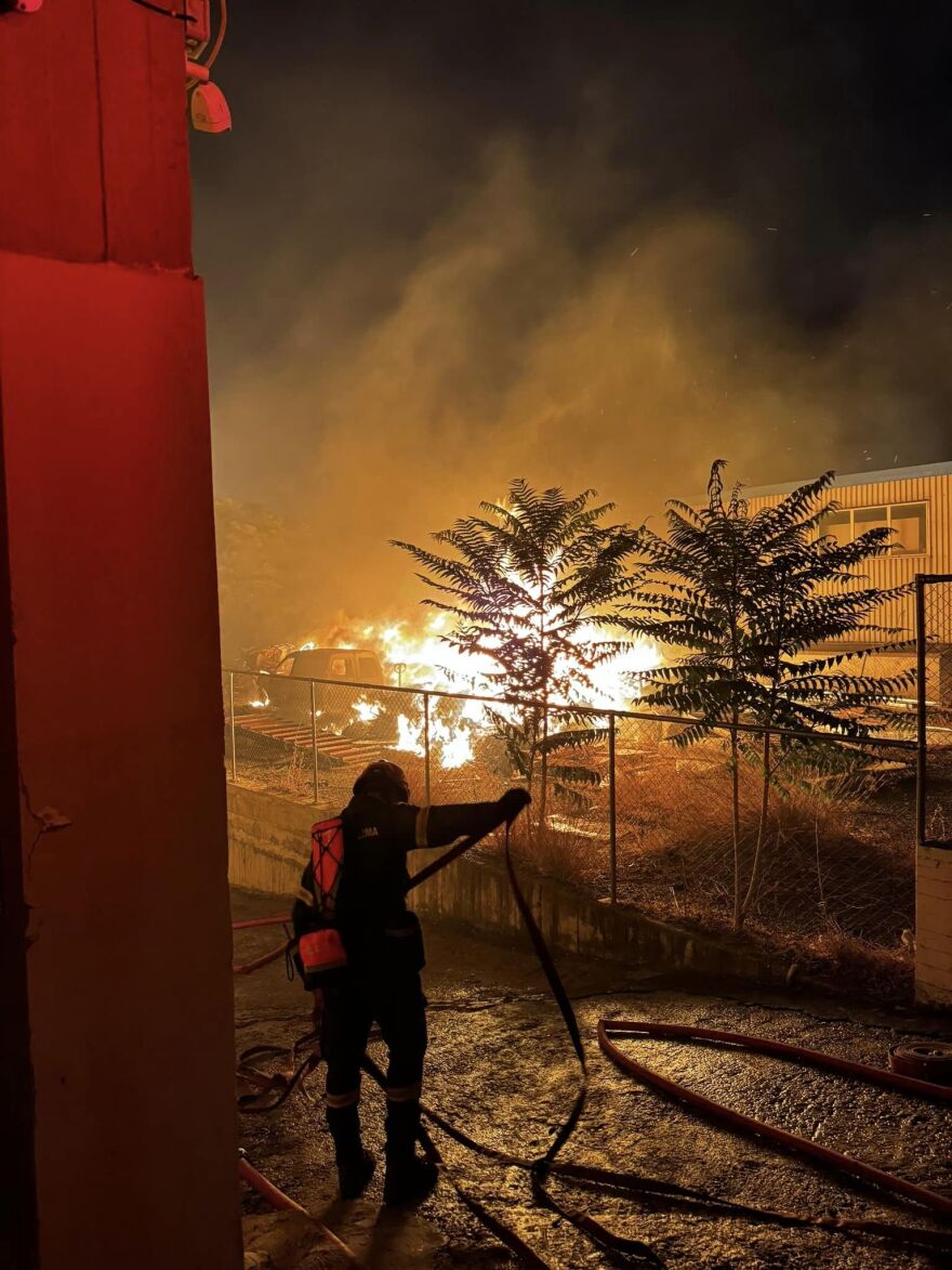 Βίντεο: Μεγάλη πυρκαγιά στη λεωφόρο Καραμανλή στις Αχαρνές, καίγονται εγκαταστάσεις - Ήχησε το 112