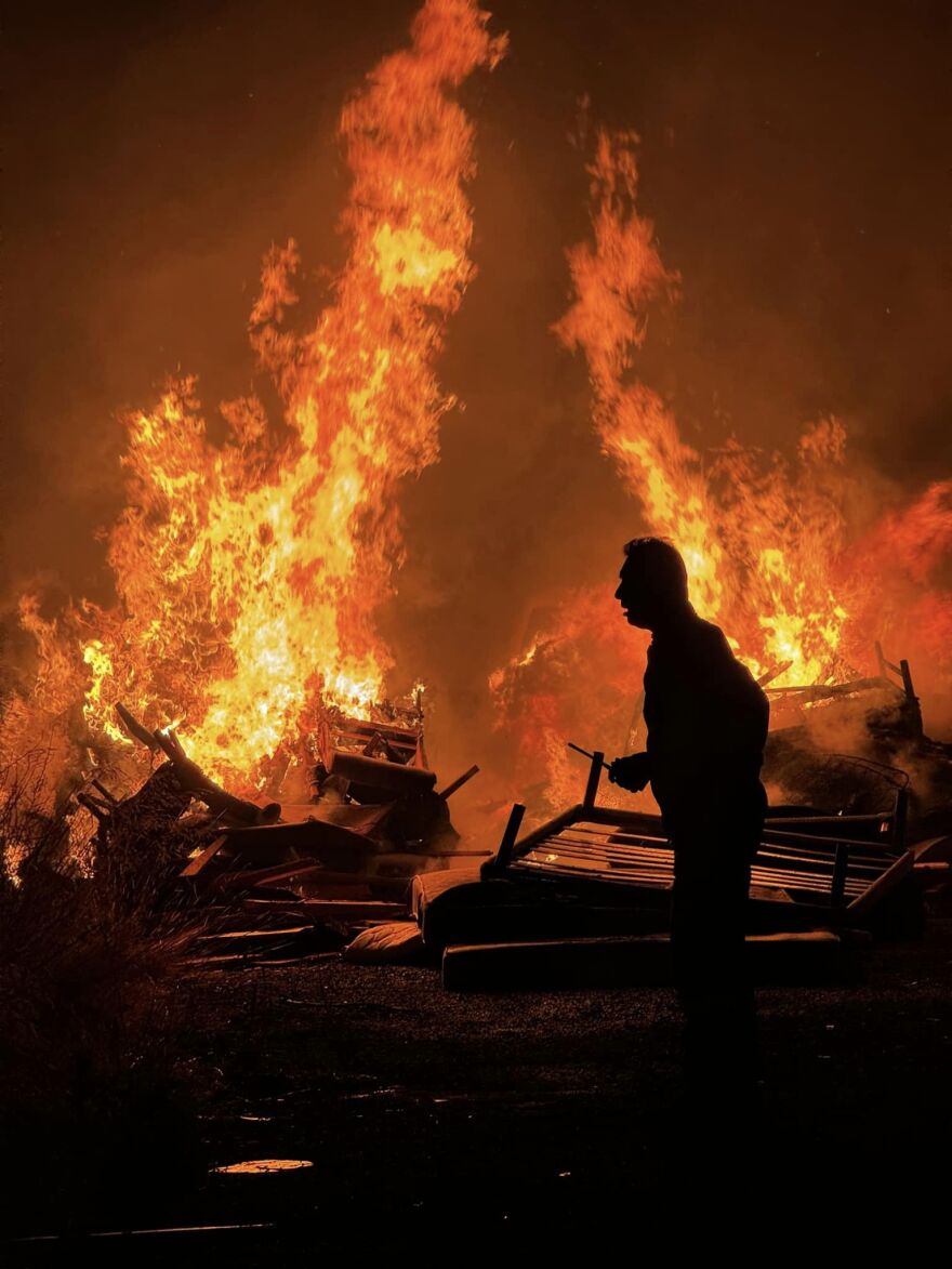 Βίντεο: Μεγάλη πυρκαγιά στη λεωφόρο Καραμανλή στις Αχαρνές, καίγονται εγκαταστάσεις - Ήχησε το 112