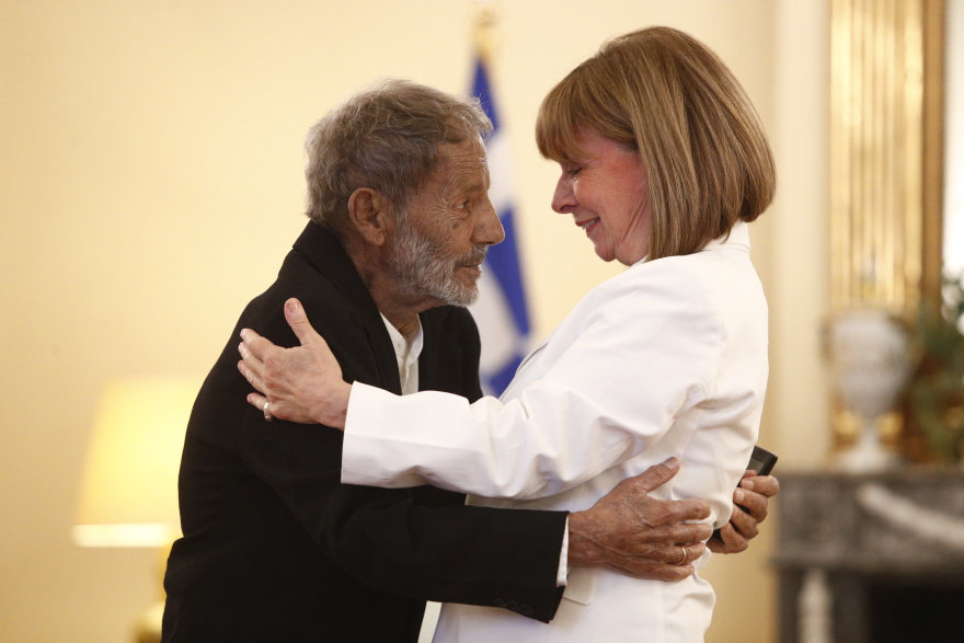 H Κατερίνα Σακελλαροπούλου απένειμε το παράσημο του Ανώτερου Ταξιάρχη του Τάγματος της Τιμής στον Σταύρο Ξαρχάκο