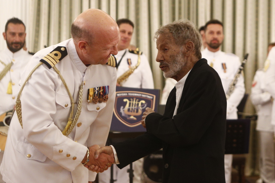 H Κατερίνα Σακελλαροπούλου απένειμε το παράσημο του Ανώτερου Ταξιάρχη του Τάγματος της Τιμής στον Σταύρο Ξαρχάκο