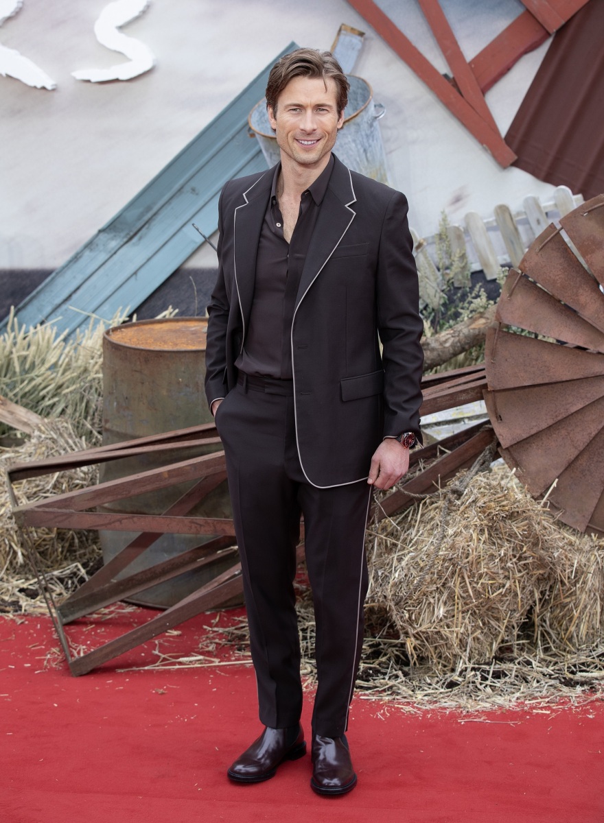 Ο Τομ Κρουζ πήγε κρυφά στην πρεμιέρα της νέας ταινίας του Γκλεν Πάουελ για να του κάνει έκπληξη