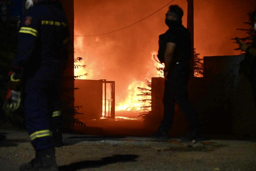 Βίντεο: Μεγάλη πυρκαγιά στη λεωφόρο Καραμανλή στις Αχαρνές, καίγονται εγκαταστάσεις - Ήχησε το 112