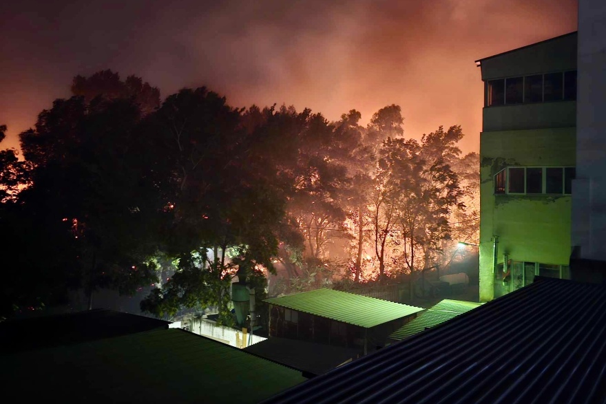 Βίντεο: Μεγάλη πυρκαγιά στη λεωφόρο Καραμανλή στις Αχαρνές, καίγονται εγκαταστάσεις - Ήχησε το 112