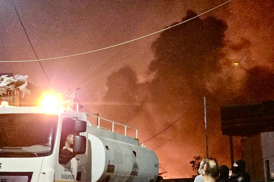 Βίντεο: Μεγάλη πυρκαγιά στη λεωφόρο Καραμανλή στις Αχαρνές, καίγονται εγκαταστάσεις - Ήχησε το 112