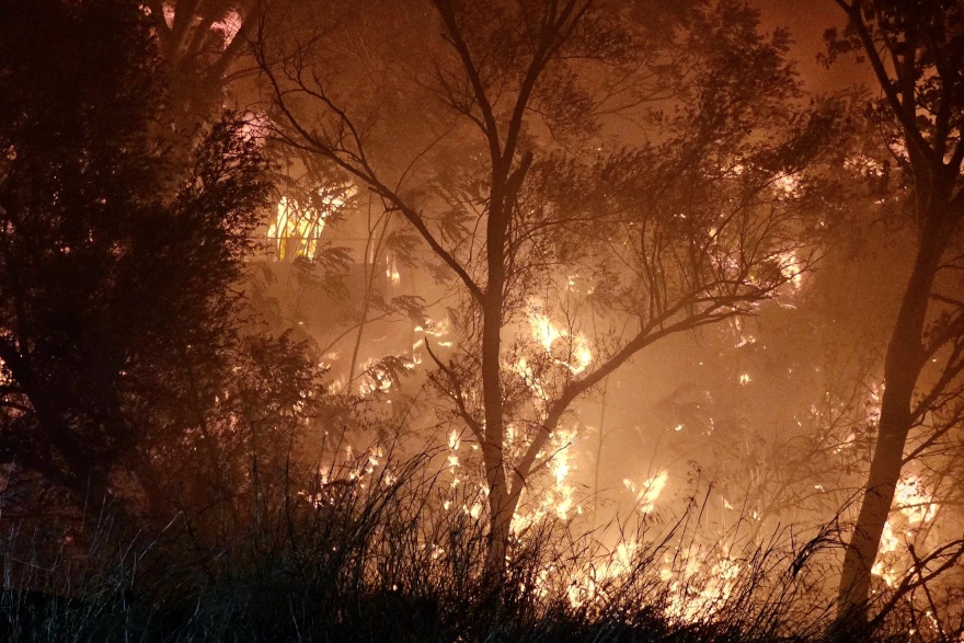 Βίντεο: Μεγάλη πυρκαγιά στη λεωφόρο Καραμανλή στις Αχαρνές, καίγονται εγκαταστάσεις - Ήχησε το 112