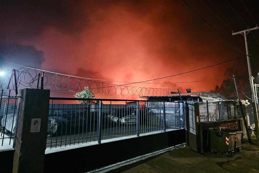 Βίντεο: Μεγάλη πυρκαγιά στη λεωφόρο Καραμανλή στις Αχαρνές, καίγονται εγκαταστάσεις - Ήχησε το 112