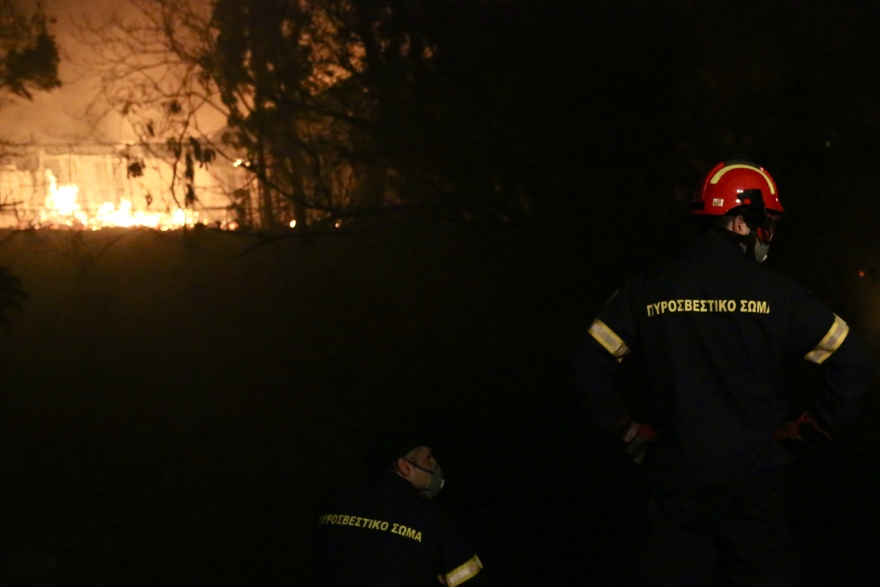 Βίντεο: Μεγάλη πυρκαγιά στη λεωφόρο Καραμανλή στις Αχαρνές, καίγονται εγκαταστάσεις - Ήχησε το 112