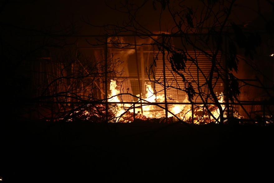 Βίντεο: Μεγάλη πυρκαγιά στη λεωφόρο Καραμανλή στις Αχαρνές, καίγονται εγκαταστάσεις - Ήχησε το 112