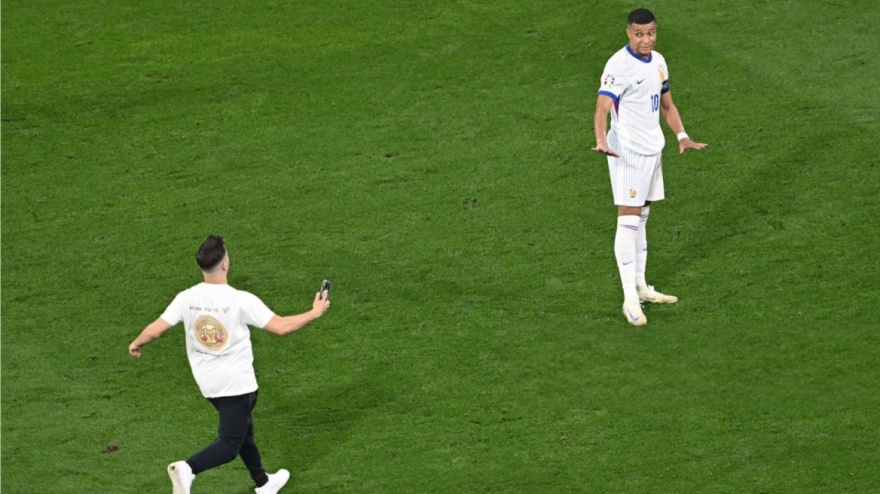 EURO 2024: Οπαδός εισέβαλε στο γήπεδο για να βγάλει selfie με τον Εμπαπέ 