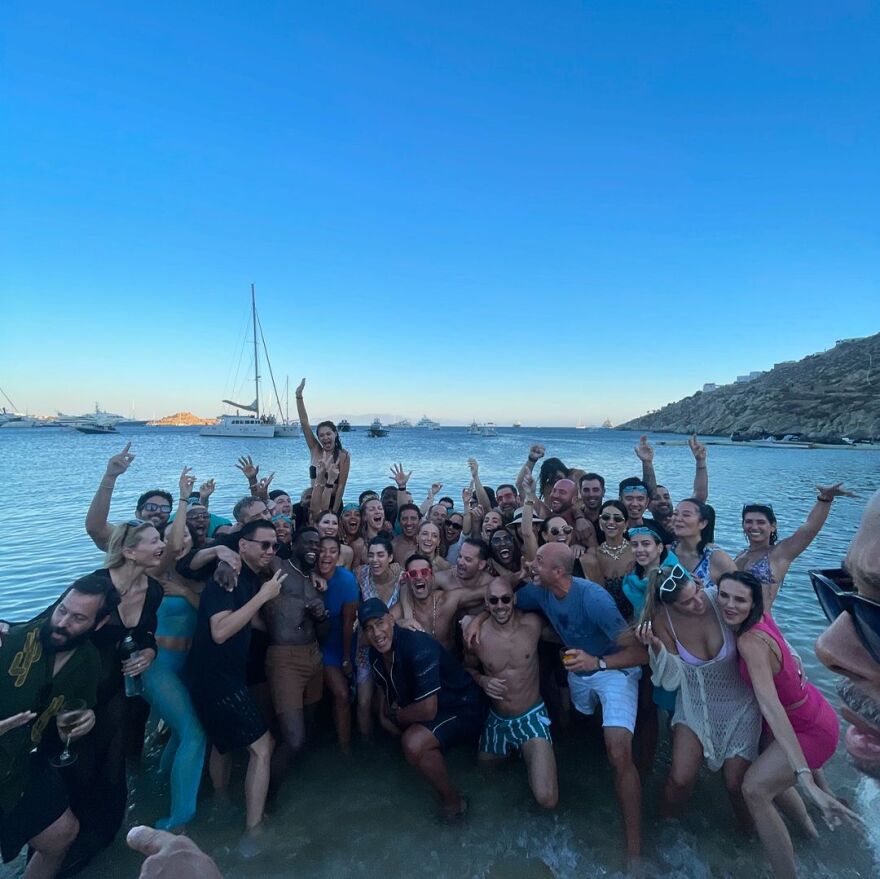 Κέβιν Χαρτ: Η ανάρτηση για το πάρτι γενεθλίων του στη Μύκονο - Τόση αγάπη και γέλιο με τους καλύτερους ανθρώπους, γράφει