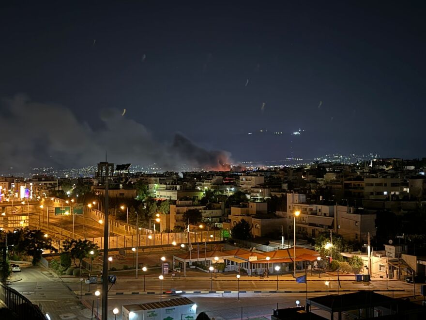 Βίντεο: Μεγάλη πυρκαγιά στη λεωφόρο Καραμανλή στις Αχαρνές, καίγονται εγκαταστάσεις - Ήχησε το 112