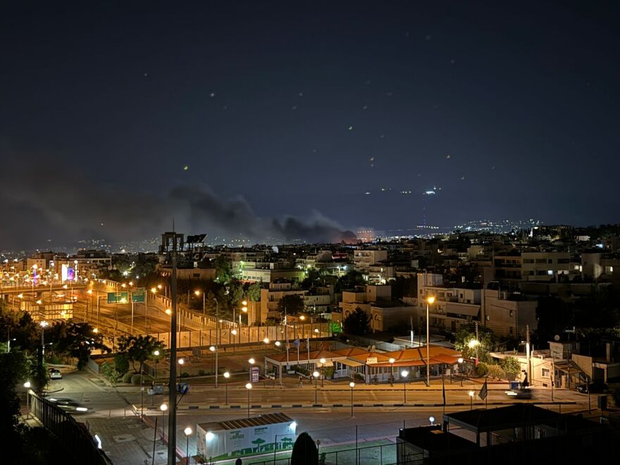 Βίντεο: Μεγάλη πυρκαγιά στη λεωφόρο Καραμανλή στις Αχαρνές, καίγονται εγκαταστάσεις - Ήχησε το 112