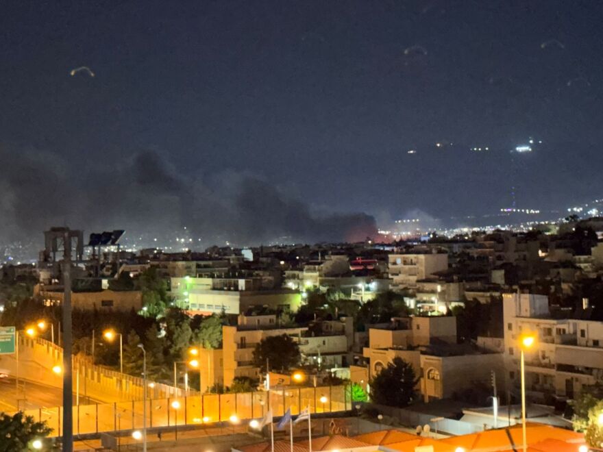 Βίντεο: Μεγάλη πυρκαγιά στη λεωφόρο Καραμανλή στις Αχαρνές, καίγονται εγκαταστάσεις - Ήχησε το 112