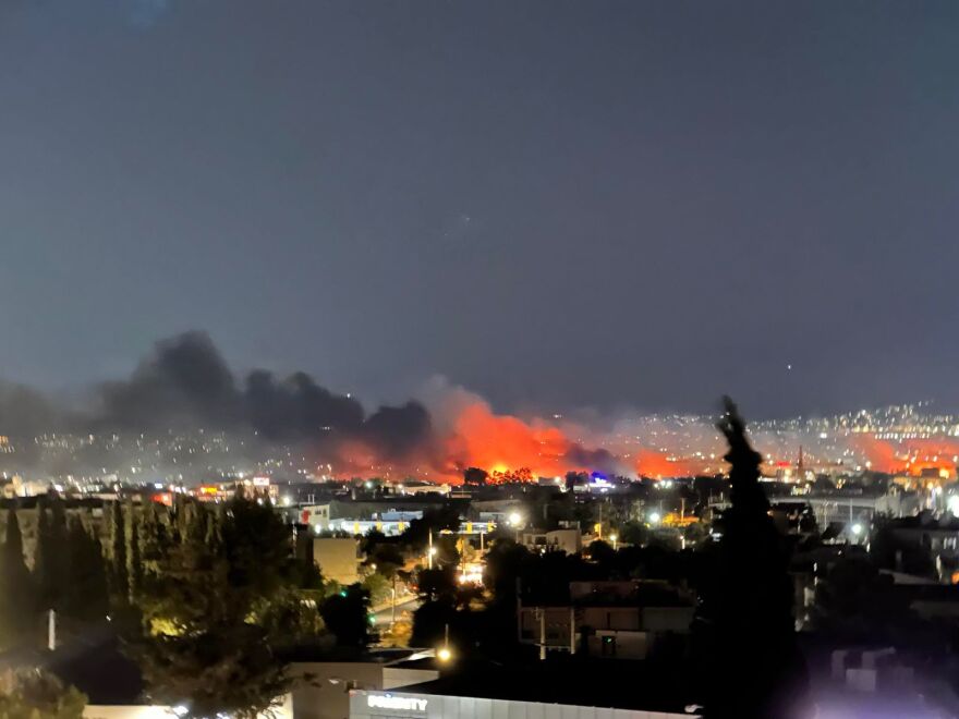 Βίντεο: Μεγάλη πυρκαγιά στη λεωφόρο Καραμανλή στις Αχαρνές, καίγονται εγκαταστάσεις - Ήχησε το 112