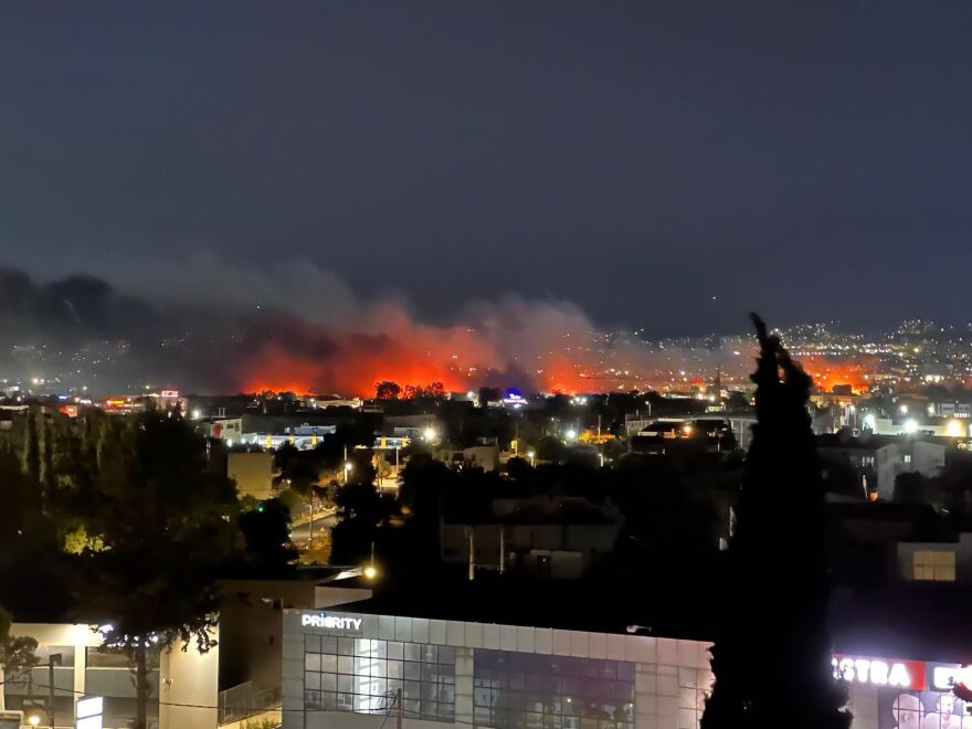 Βίντεο: Μεγάλη πυρκαγιά στη λεωφόρο Καραμανλή στις Αχαρνές, καίγονται εγκαταστάσεις - Ήχησε το 112