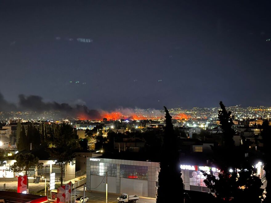 Βίντεο: Μεγάλη πυρκαγιά στη λεωφόρο Καραμανλή στις Αχαρνές, καίγονται εγκαταστάσεις - Ήχησε το 112