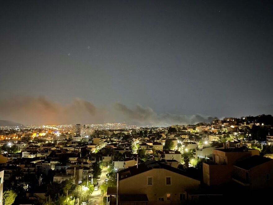 Βίντεο: Μεγάλη πυρκαγιά στη λεωφόρο Καραμανλή στις Αχαρνές, καίγονται εγκαταστάσεις - Ήχησε το 112