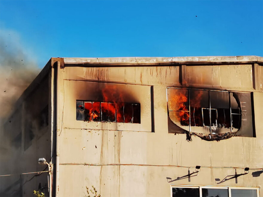 Μενίδι: Από υπαίθριο χώρο εγκαταλελειμμένου εργοστασίου ξεκίνησε η φωτιά, καταστράφηκαν δύο εργοστάσια