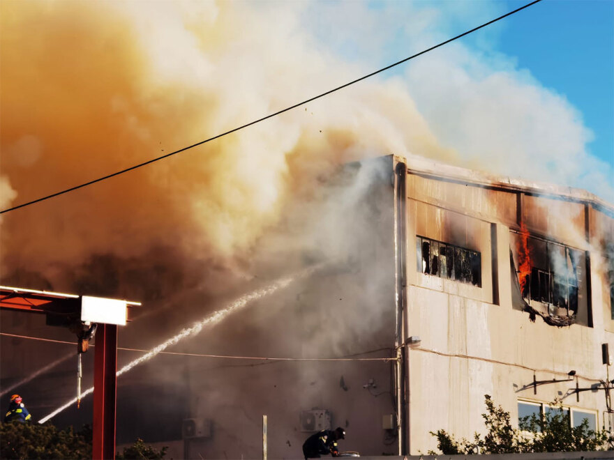 Μενίδι: Από υπαίθριο χώρο εγκαταλελειμμένου εργοστασίου ξεκίνησε η φωτιά, καταστράφηκαν δύο εργοστάσια
