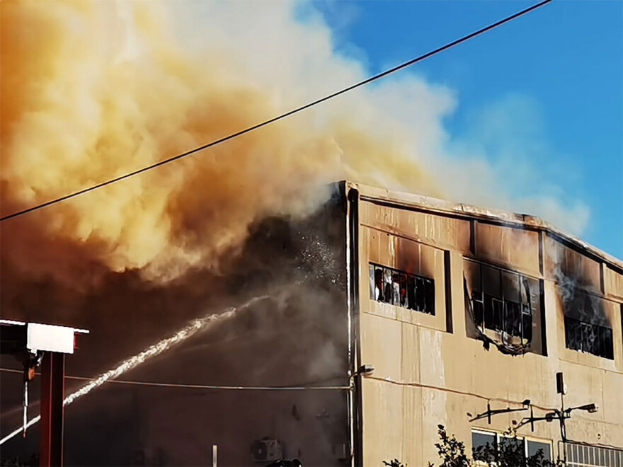 Μενίδι: Από υπαίθριο χώρο εγκαταλελειμμένου εργοστασίου ξεκίνησε η φωτιά, καταστράφηκαν δύο εργοστάσια