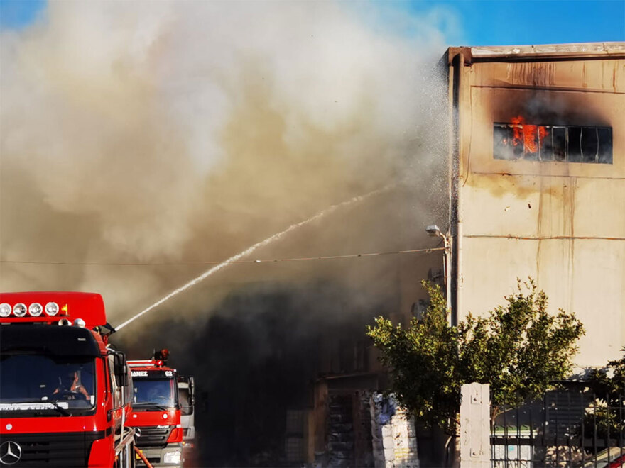 Μενίδι: Από υπαίθριο χώρο εγκαταλελειμμένου εργοστασίου ξεκίνησε η φωτιά, καταστράφηκαν δύο εργοστάσια