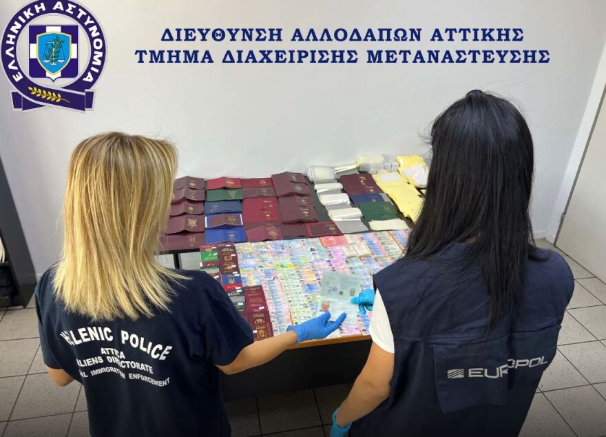 Καλλιθέα: Έφτιαχναν πλαστά ταξιδιωτικά έγγραφα και τα διοχέτευαν σε δίκτυα διακίνησης μεταναστών - Δείτε βίντεο