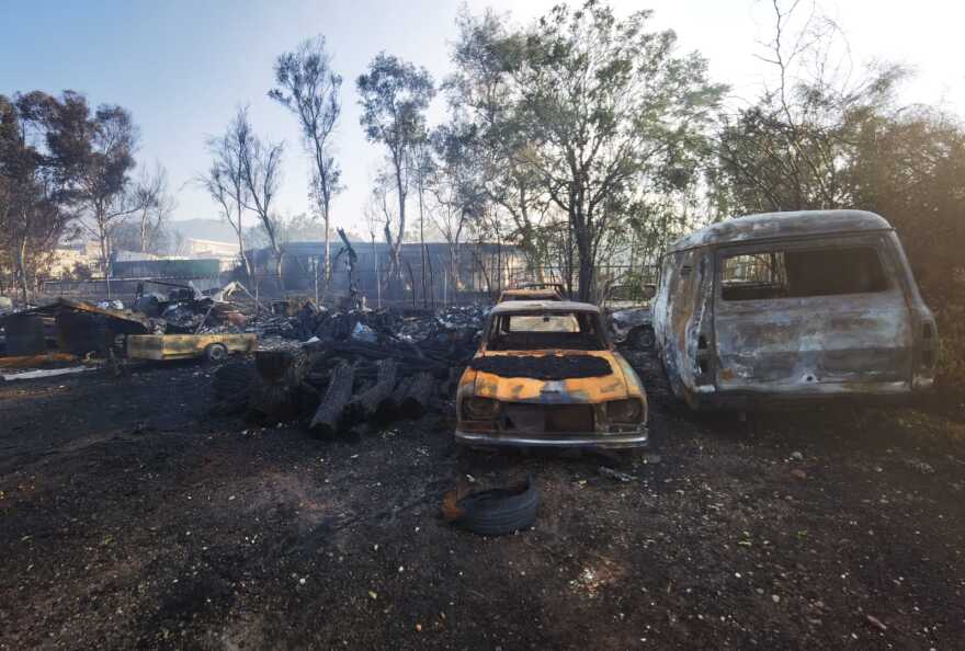 Μενίδι: Από υπαίθριο χώρο εγκαταλελειμμένου εργοστασίου ξεκίνησε η φωτιά, καταστράφηκαν δύο εργοστάσια