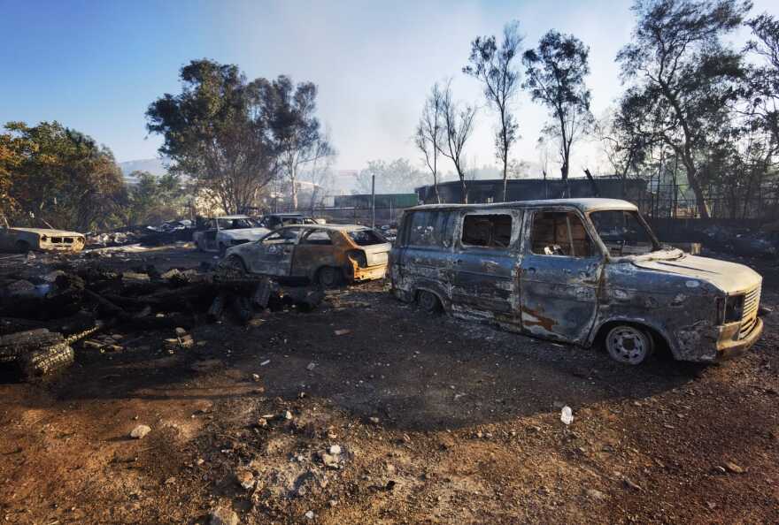 Μενίδι: Από υπαίθριο χώρο εγκαταλελειμμένου εργοστασίου ξεκίνησε η φωτιά, καταστράφηκαν δύο εργοστάσια