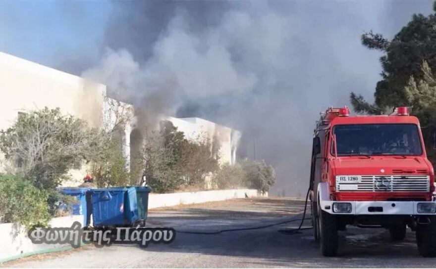 Φωτιά σε εργοστάσιο στην Πάρο, ακούστηκαν μικροεκρήξεις - Δείτε βίντεο