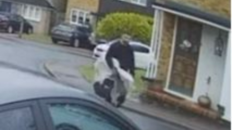 Βρετανία: Θρήνος για τις τρεις γυναίκες που δολοφονήθηκαν με βαλλίστρα - Ψάχνουν τι όπλισε το χέρι του δράστη