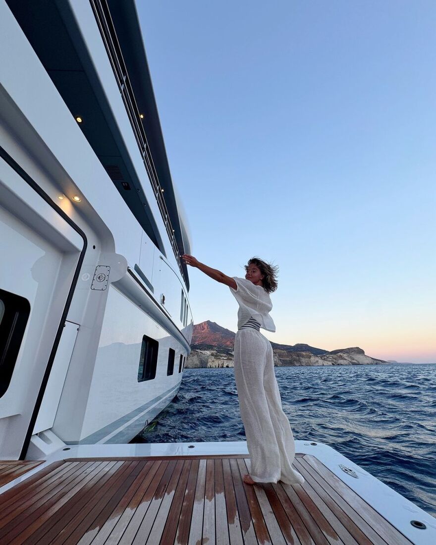 Σίντνεϊ Σουίνι: Κάνει διακοπές στα ελληνικά νησιά - Δείτε βίντεο και φωτογραφίες